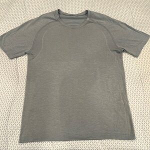 Lululemon men’s swiftly, tech shirt, pale greenish gray size small